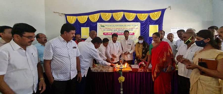 ಪಟ್ಟಣದ ಕೃಷಿ ಮಾರುಕಟ್ಟೆ ಆವರಣದಲ್ಲಿ ಆಹಾರ ಮತ್ತು ನಾಗರಿಕ ಸರಬರಾಜು ನಿಗಮ ವತಿಯಿಂದ ರಾಗಿ ಖರೀದಿ ಕೇಂದ್ರವನ್ನು ಶಾಸಕ ಮಸಾಲ ಜಯರಾಂ ಉದ್ಘಾಟಿಸಿದರು