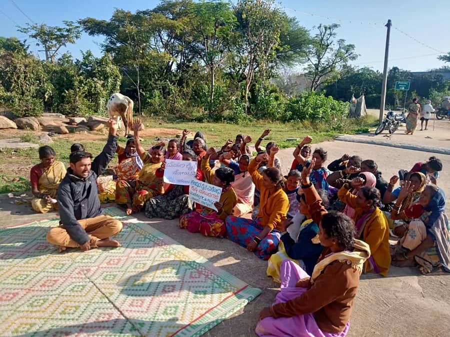 ಚಿಂತಾಮಣಿ ತಾಲ್ಲೂಕಿನ ಬಂಡಕೋಟೆ ಗ್ರಾಮದಲ್ಲಿ ಪ್ರತಿಭಟನೆ ನಡೆಸಿದ ಮಹಿಳೆಯರು