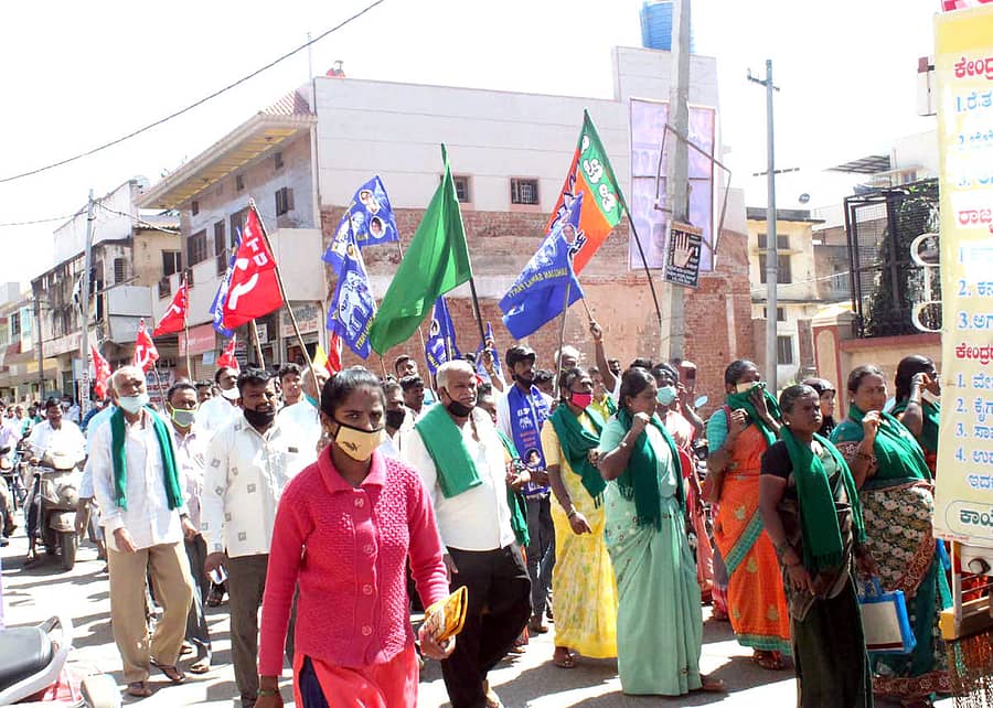 ರೈತ ಮಹಿಳೆಯರು ನಗರದಲ್ಲಿ ಜಾಗೃತಿ ಜಾಥಾ ಮೆರವಣಿಗೆ ನಡೆಸಿದರು