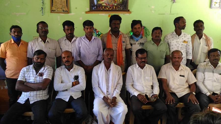 ಗುಬ್ಬಿ ಸುದ್ದಿಗೋಷ್ಠಿಯಲ್ಲಿ ಮಾತನಾಡುತ್ತಿರುವ ಕಾಡುಗೊಲ್ಲರ ತಾಲ್ಲೂಕು ಕಾರ್ಯಾಧ್ಯಕ್ಷ ಗುಡ್ಡದಹಳ್ಳಿ ಬಸವರಾಜು.