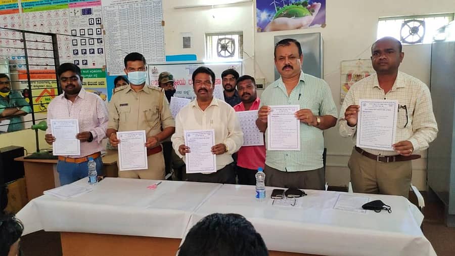 ಚಿಂತಾಮಣಿಯಲ್ಲಿ ಸೋಮವಾರ ಪ್ರಾದೇಶಿಕ ಸಾರಿಗೆ ಅಧಿಕಾರಿಗಳು ಹಮ್ಮಿಕೊಂಡಿದ್ದ ಕಾರ್ಯಕ್ರಮದಲ್ಲಿ ರಸ್ತೆ ಸುರಕ್ಷತಾ ನಿಯಮಗಳ ಕರಪತ್ರವನ್ನು ಬಿಡುಗಡೆ ಮಾಡಲಾಯಿತು