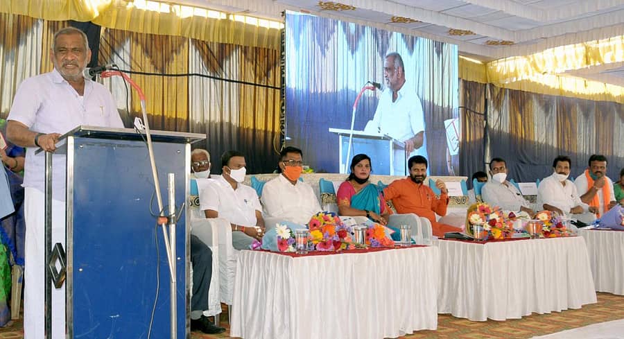 ಚಿಕ್ಕಮಗಳೂರು ತಾಲ್ಲೂಕಿನ ಲಕ್ಯಾ ಗ್ರಾಮದಲ್ಲಿ ಸೋಮವಾರ ನಡೆದ ಕಾರ್ಯಕ್ರಮದಲ್ಲಿ ಸಚಿವ ಮಾಧುಸ್ವಾಮಿ ಮಾತನಾಡಿದರು. –ಪ್ರಜಾವಾಣಿ ಚಿತ್ರ