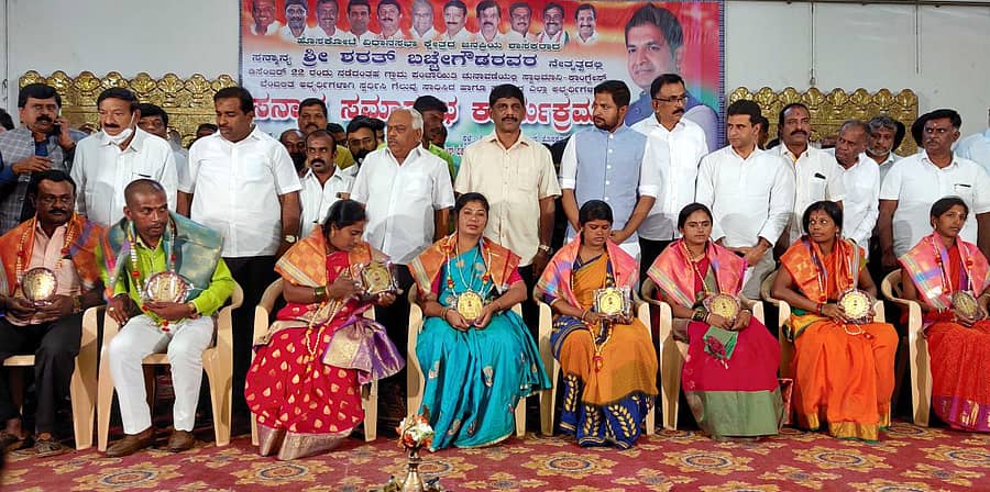 ಹೊಸಕೋಟೆಯ ಶ್ರೀವಾರಿ ಕಲ್ಯಾಣ ಮಂಟಪದಲ್ಲಿ ನಡೆದ ಗ್ರಾಮ ಪಂಚಾಯತಿ ಸದಸ್ಯರ ಅಭಿನಂದನಾ ಕಾರ್ಯಕ್ರಮದಲ್ಲಿ ಸ್ವಾಭಿಮಾನಿ ಕಾಂಗ್ರೆಸ್ ನಿಂದ ಗೆದಿದ್ದ ಸದಸ್ಯರಿಗೆ ಸನ್ಮಾನಿಸಲಾಯಿತ