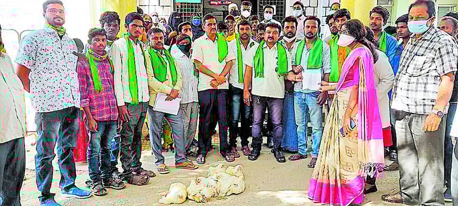 ಪ್ರಾಥಮಿಕ ಆರೋಗ್ಯ ಕೇಂದ್ರಗಳಲ್ಲಿ ಮೂಲ ಸೌಕರ್ಯ ಒದಗಿಸಲು ಆಗ್ರಹಿಸಿ ರೈತ ಸಂಘದಿಂದ ಕೋಳಿಗಳ ಸಮೇತ ಮುಳಬಾಗಿಲು ಸರ್ಕಾರಿ ಸಾರ್ವಜನಿಕ ಆಸ್ಪತ್ರೆ ಎದುರು ಪ್ರತಿಭಟನೆ ನಡೆಯಿತು