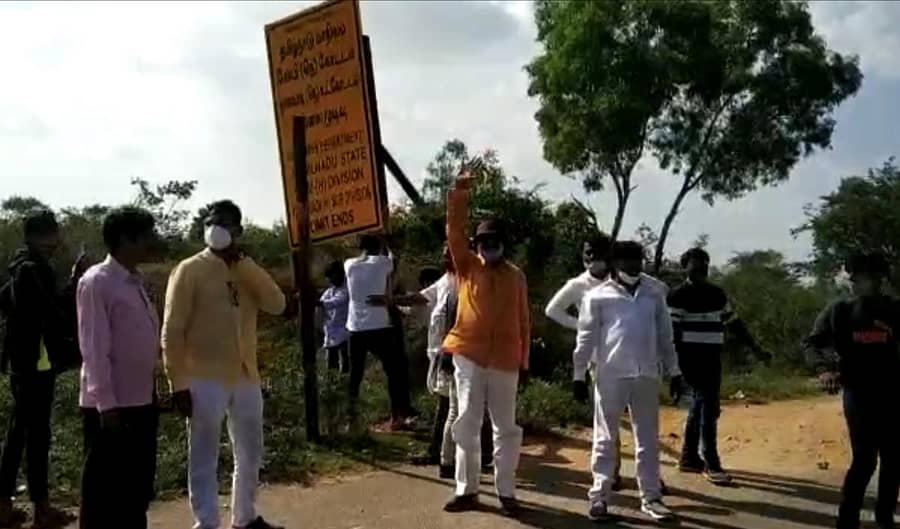 ಗಡಿ ಪ್ರದೇಶದಲ್ಲಿ ಬೆಂಬಲಿಗರೊಂದಿಗೆ ವಾಟಾಳ್‌ ನಾಗರಾಜ್‌ (ವಿಡಿಯೊ ಚಿತ್ರ)