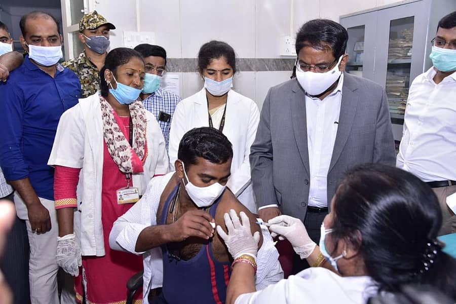 ದಾಸಪ್ಪ ಆಸ್ಪತ್ರೆಯ ಕೋವಿಡ್ ಲಸಿಕಾ ಕೇಂದ್ರಕ್ಕೆ ಸೋಮವಾರ ಭೇಟಿ ನೀಡಿದ ಬಿಬಿಎಂಪಿ ಆಯುಕ್ತ ಎನ್.ಮಂಜುನಾಥ ಪ್ರಸಾದ್ ಲಸಿಕೆ ಹಾಕುವ ಪ್ರಕ್ರಿಯೆಯನ್ನು ಪರಿಶೀಲಿಸಿದರು. ಬಿಬಿಎಂಪಿಯ ವಿಶೇಷ ಆಯುಕ್ತ (ಆರೋಗ್ಯ) ರಾಜೇಂದ್ರ ಚೋಳನ್, ಮುಖ್ಯ ಆರೋಗ್ಯ ಅಧಿಕಾರಿ ಬಿ.ಕೆ.ವಿಜಯೇಂದ್ರ ಮತ್ತಿತರರು ಇದ್ದಾರೆ