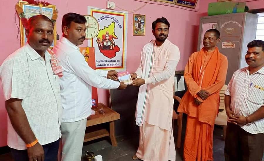 ಶ್ರೀರಾಮ ಮಂದಿರಕ್ಕಾಗಿ ತೆಲಸಂಗದಲ್ಲಿ ಆರ್ಎಸ್ಎಸ್ನಿಂದ ಹಮ್ಮಿಕೊಂಡಿದದ್ದ ನಿಧಿ ಸಂಗ್ರಹ ಅಭಿಯಾನಕ್ಕೆ ವೀರೇಶ್ವರ ದೇವರು ಚಾಲನೆ ನೀಡಿದರು