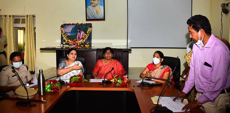 ಚಿತ್ರದುರ್ಗದ ಜಿಲ್ಲಾಧಿಕಾರಿ ಕಚೇರಿಯಲ್ಲಿ ಮಂಗಳವಾರ ನಡೆದ ಸಭೆಯಲ್ಲಿ ಜಿಲ್ಲಾಧಿಕಾರಿ ಕವಿತಾ ಎಸ್.ಮನ್ನಿಕೇರಿ ಮಾತನಾಡಿದರು. ಜಿಲ್ಲಾ ಪೊಲೀಸ್ ವರಿಷ್ಠಾಧಿಕಾರಿ ಜಿ.ರಾಧಿಕಾ, ಮಹಿಳಾ ಅಭಿವೃದ್ಧಿ ನಿಗಮದ ಅಧ್ಯಕ್ಷೆ ಶಶಿಕಲಾ ವಿ.ಟೆಂಗಳಿ ಜಿಲ್ಲಾ ಪಂಚಾಯಿತಿ ಮುಖ್ಯಕಾರ್ಯನಿರ್ವಹಣಾಧಿಕಾರಿ ಡಾ.ಕೆ.ನಂದಿನಿದೇವಿ ಇದ್ದಾರೆ.