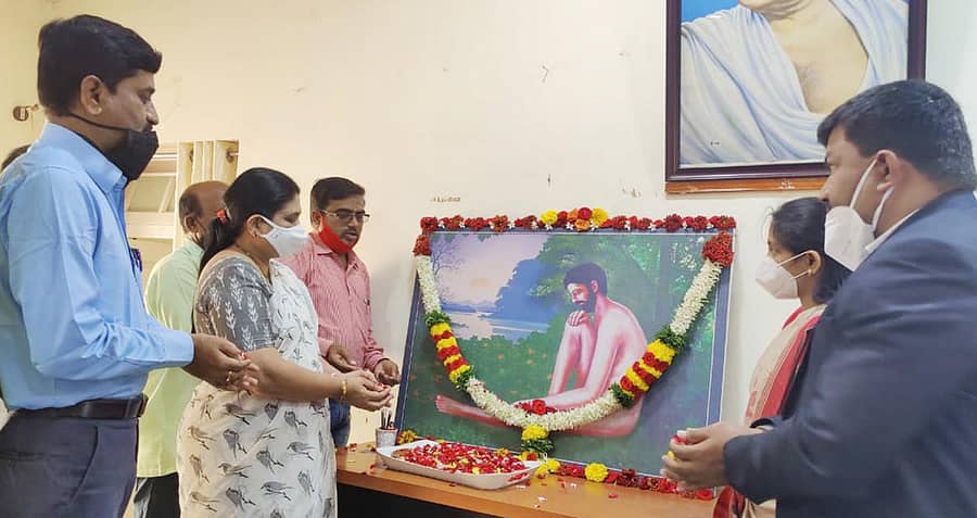 ಚಿತ್ರದುರ್ಗದಲ್ಲಿ ಮಂಗಳವಾರ ನಡೆದ ಮಹಾಯೋಗಿ ವೇಮನ ಜಯಂತಿ ಕಾರ್ಯಕ್ರಮದಲ್ಲಿ ಅವರ ಭಾವಚಿತ್ರಕ್ಕೆ ಜಿಲ್ಲಾಧಿಕಾರಿ ಕವಿತಾ ಎಸ್.ಮನ್ನಿಕೇರಿ, ಸಿಇಒ ಡಾ.ಕೆ.ನಂದಿನಿದೇವಿ ಪುಷ್ಪನಮನ ಸಲ್ಲಿಸಿದರು.