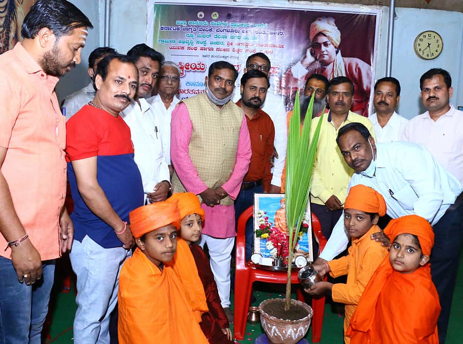 ಬೀದರ್ನ ಲಾಡಗೇರಿಯ ಹಿರೇಮಠದಲ್ಲಿ ರಾಷ್ಟ್ರೀಯ ಯುವ ಸಪ್ತಾಹ ಅಂಗವಾಗಿ ಆಯೋಜಿಸಿದ್ದ ಕಾನೂನು ಅರಿವು ಕಾರ್ಯಕ್ರಮವನ್ನು ಹಿರಿಯ ಸಿವಿಲ್ ನ್ಯಾಯಾಧೀಶ ಟಿ.ಪಿ.ಸಿದ್ರಾಮ ಉದ್ಘಾಟಿಸಿದರು