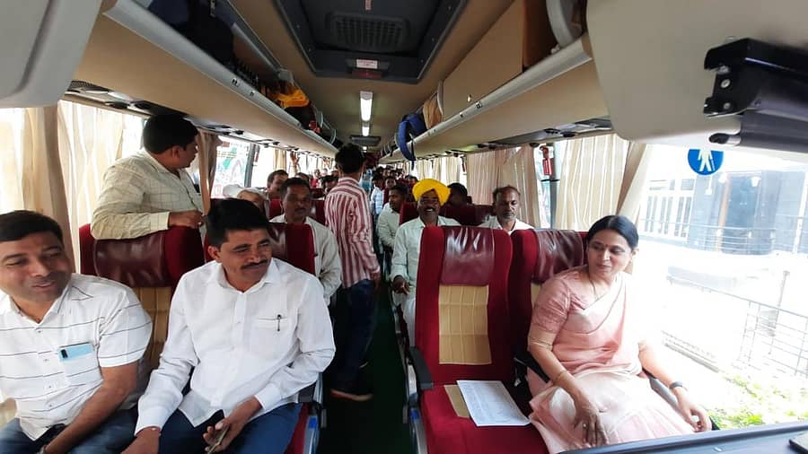 ಕಾಂಗ್ರೆಸ್ನಿಂದ ಹಮ್ಮಿಕೊಂಡಿರುವ ರಾಜಭವನ ಚಲೋದಲ್ಲಿ ಭಾಗವಹಿಸಲು ಶಾಸಕಿ ಲಕ್ಷ್ಮಿ ಹೆಬ್ಬಾಳಕರ ಬೆಳಗಾವಿಯಿಂದ ರೈತರೊಂದಿಗೆ ಮಂಗಳವಾರ ಬಸ್ನಲ್ಲಿ ತೆರಳಿದರು