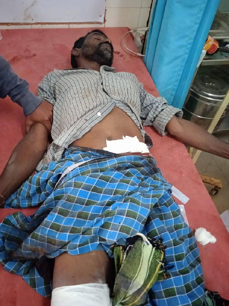 ಗಾಯಗೊಂಡಿರುವ ಬಸವರಾಜು ಅವರಿಗೆ ಜಿಲ್ಲಾಸ್ಪತ್ರೆಯಲ್ಲಿ ಚಿಕಿತ್ಸೆ ಕೊಡಿಸಲಾಯಿತು