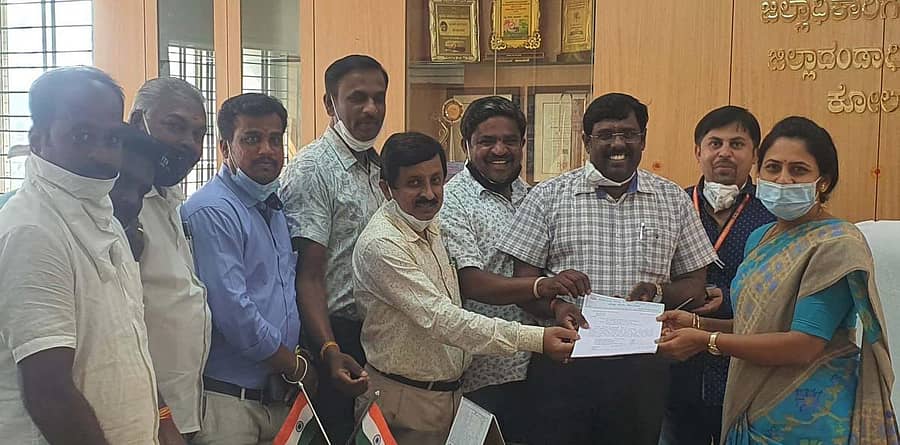 ಸರ್ಕಾರಿ ನೌಕರರ ಸಮಸ್ಯೆ ಪರಿಹಾರಕ್ಕೆ ಜಿಲ್ಲಾ ಮಟ್ಟದ ಜಂಟಿ ಸಮಾಲೋಚನಾ ಸಮಿತಿ ರಚಿಸುವಂತೆ ಜಿಲ್ಲಾ ಸರ್ಕಾರಿ ನೌಕರರ ಸಂಘದ ಸದಸ್ಯರು ಜಿಲ್ಲಾಧಿಕಾರಿ ಸಿ.ಸತ್ಯಭಾಮ ಅವರಿಗೆ ಕೋಲಾರದಲ್ಲಿ ಮಂಗಳವಾರ ಮನವಿ ಸಲ್ಲಿಸಿದರು.