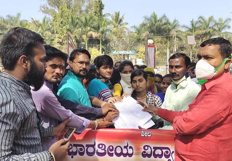 ವಿದ್ಯಾರ್ಥಿ ವೇತನ ಬಿಡುಗಡೆ ಮಾಡಬೇಕು ಎನ್ನುವುದು ಸೇರಿದಂತೆ ವಿವಿಧ ಬೇಡಿಕೆಗಳ ಈಡೇರಿಕೆಗೆ ಆಗ್ರಹಿಸಿ ಬೀದರ್‌ನಲ್ಲಿ ಮಂಗಳವಾರ ಪ್ರತಿಭಟನಾ ಮೆರವಣಿಗೆ ನಡೆಸಿದ ಅಖಿಲ ಭಾರತೀಯ ವಿದ್ಯಾರ್ಥಿ ಪರಿಷತ್ ಕಾರ್ಯಕರ್ತರು ಜಿಲ್ಲಾಧಿಕಾರಿ ಕಚೇರಿ ಅಧಿಕಾರಿಗೆ ಮನವಿ ಪತ್ರ ಸಲ್ಲಿಸಿದರು