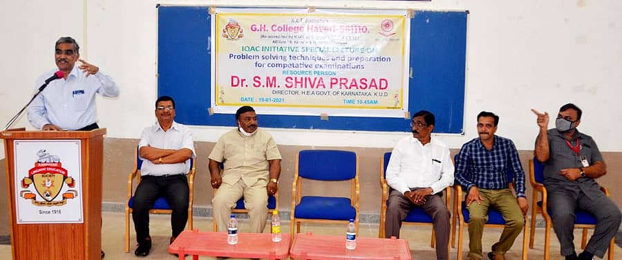 ಹಾವೇರಿಯ ಕೆ.ಎಲ್.ಇ. ಸಂಸ್ಥೆಯ ಗುದ್ಲೆಪ್ಪ ಹಳ್ಳಿಕೇರಿ ಮಹಾವಿದ್ಯಾಲಯದ ಐಕ್ಯೂಎಸಿ ಸಂಯೋಜನೆಯಲ್ಲಿ ಆಯೋಜನೆಗೊಂಡಿದ್ದ ‘ಸ್ಪರ್ಧಾತ್ಮಕ ಪರೀಕ್ಷೆಯಲ್ಲಿ ತೋರುವ ತಾಂತ್ರಿಕ ಸಮಸ್ಯೆಗಳ ನಿವಾರಣೆ’ ಕಾರ್ಯಕ್ರಮದಲ್ಲಿ ಕರ್ನಾಟಕ ವಿಶ್ವವಿದ್ಯಾಲಯದ ನಿರ್ದೇಶಕ ಡಾ.ಎಸ್.ಎಂ. ಶಿವಪ್ರಸಾದ ಮಾತನಾಡಿದರು 