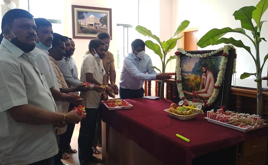 ಗಣ್ಯರು ವೇಮನರ ಭಾವಚಿತ್ರಕ್ಕೆ ಪುಷ್ಪಾರ್ಚನೆ ಮಾಡಿದರು
