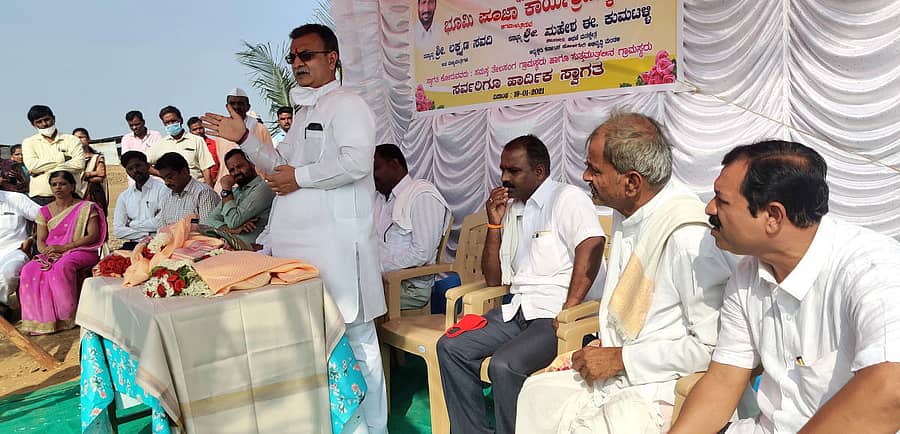 ತೆಲಸಂಗದಲ್ಲಿ ವಿವಿಧ ಅಭಿವೃದ್ಧಿ ಕಾಮಗಾರಿಗಳಿಗೆ ಚಾಲನೆ ನೀಡಿ ಶಾಸಕ ಮಹೇಶ ಕುಮಠಳ್ಳಿ ಮಾತನಾಡಿದರು