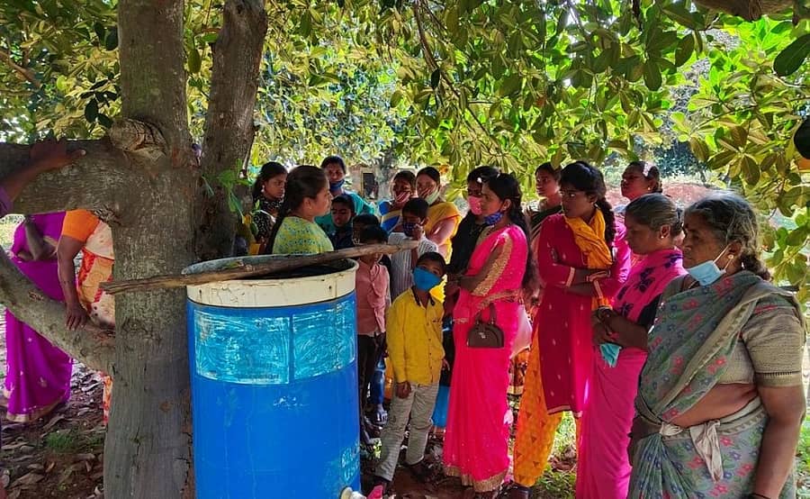 ಕೃಷಿ ತ್ಯಾಜ್ಯಗಳ ನಿರ್ವಹಣೆಯಲ್ಲಿ ವೇಸ್ಟ್ ಡಿಕಂಪೋಸರ್ ಬಳಕೆ ವಿಧಾನ ಕುರಿತು ಕೋಲಾರದಲ್ಲಿ ಮಂಗಳವಾರ ರೈತ ಮಹಿಳೆಯರಿಗೆ ತರಬೇತಿ ನೀಡಲಾಯಿತು.