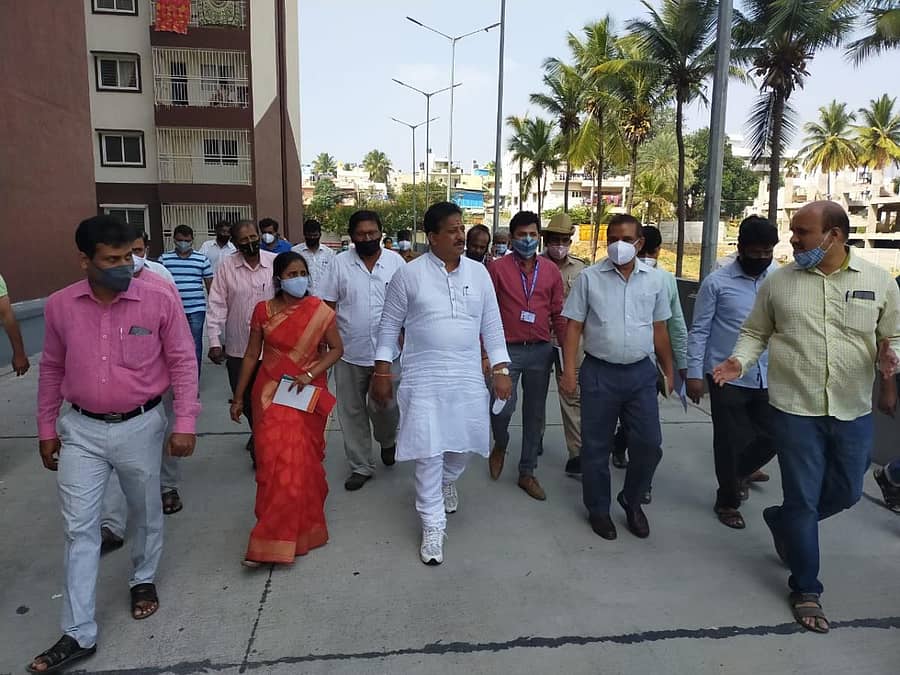 ಮಾಳಗಾಲದಲ್ಲಿ ಬಿಡಿಎ ನಿರ್ಮಿಸಿರುವ ವಸತಿ ಸಂಕೀರ್ಣಕ್ಕೆ ಬಿಡಿಎ ಅಧ್ಯಕ್ಷ ಎಸ್.ಆರ್.ವಿಶ್ವನಾಥ್ ಮಂಗಳವಾರ ಭೇಟಿ ನೀಡಿ ಪರಿಶೀಲನೆ ನಡೆಸಿದರು.