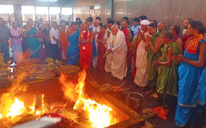 ಆನೆಗುಡ್ಡೆ ವಿನಾಯಕ ದೇವಸ್ಥಾನದಲ್ಲಿ ಮಂಗಳವಾರ ಮುಖ್ಯಮಂತ್ರಿ ಬಿ.ಎಸ್.ಯಡಿಯೂರಪ್ಪ ಗಣಹೋಮದಲ್ಲಿ ಭಾಗಿಯಾಗಿದ್ದರು