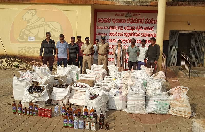 ಅಕ್ರಮ ಮದ್ಯವನ್ನು ವಶ ಪಡಿಸಿಕೊಂಡಿರುವುದು