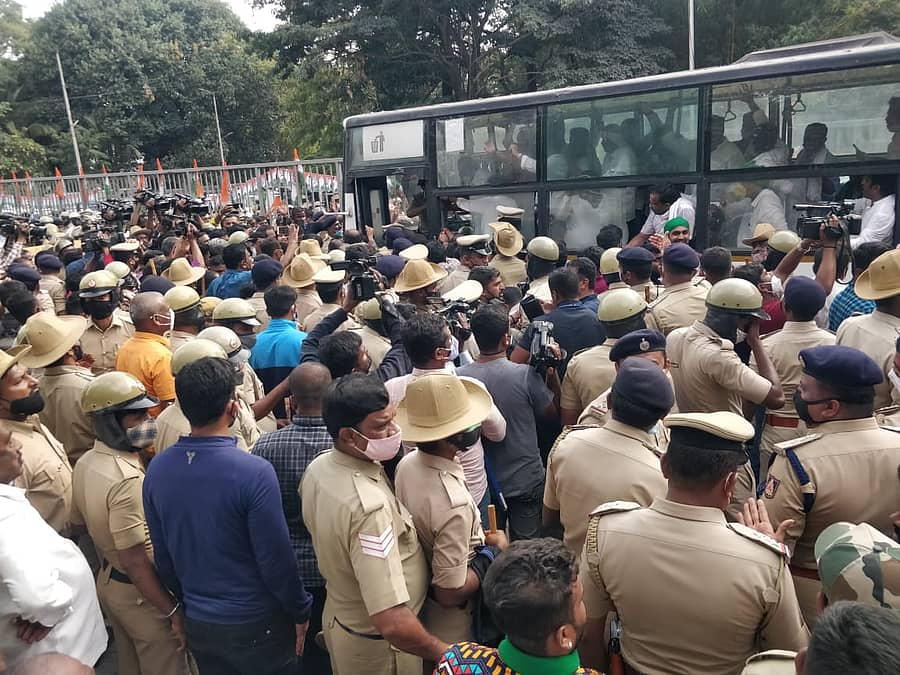 ಕಾಂಗ್ರೆಸ್ ನಾಯಕರನ್ನು ಪೊಲೀಸರು ವಶಕ್ಕೆ ಪಡೆದರು.