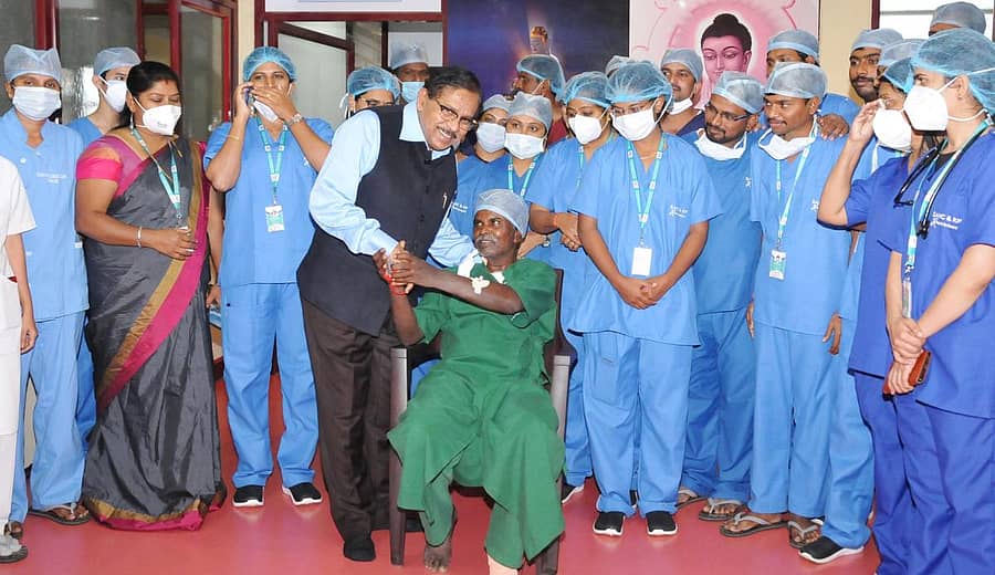 ರೋಗಿಯೊಂದಿಗೆ ಡಾ.ಜಿ.ಪರಮೇಶ್ವರ ಹಾಗೂ ವೈದ್ಯರ ತಂಡ