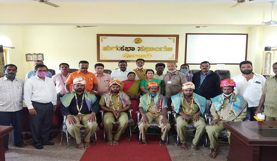 ಮಾಲೂರು ಪುರಸಭೆ ಕಚೇರಿಯಲ್ಲಿ ಮಂಗಳವಾರ ನಡೆದ ವೇಮನ ಜಯಂತಿ ಕಾರ್ಯಕ್ರಮದಲ್ಲಿ ಪೌರಕಾರ್ಮಿಕರನ್ನು ಅಭಿನಂದಿಸಲಾಯಿತು