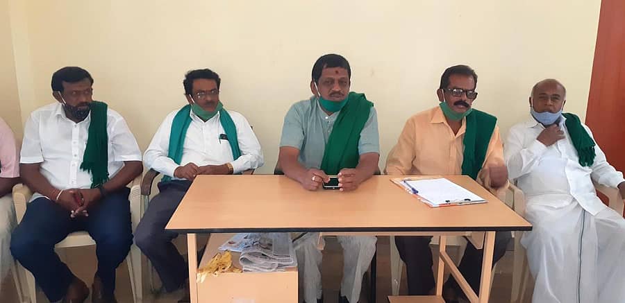 ಶಿಡ್ಲಘಟ್ಟದ ಪ್ರವಾಸಿ ಮಂದಿರದಲ್ಲಿ ನಡೆದ ರೈತ ಸಂಘದ ಸದಸ್ಯರ ಪೂರ್ವಭಾವಿ ಸಭೆಯಲ್ಲಿ ರಾಜ್ಯ ರೈತ ಸಂಘ ಹಾಗೂ ಹಸಿರು ಸೇನೆಯ ರಾಜ್ಯ ಪ್ರಧಾನಕಾರ್ಯದರ್ಶಿ ಭಕ್ತರಹಳ್ಳಿ ಬೈರೇಗೌಡ ಮಾತನಾಡಿದರು