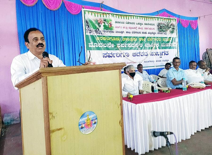 ಅರಕಲಗೂಡು ತಾಲ್ಲೂಕು ಮಲ್ಲಿಪಟ್ಟಣದಲ್ಲಿ ಮಂಗಳವಾರ ನಡೆದ ಕಾಫಿ ಬೆಳೆಗಾರರ ಸಂಘದ ಸಭೆಯಲ್ಲಿ ಕರ್ನಾಟಕ ಕಾಫಿ ಬೆಳೆಗಾರರ ಒಕ್ಕೂಟದ ಅಧ್ಯಕ್ಷ ಡಾ. ಎಚ್.ಟಿ. ಮೋಹನ್ ಕುಮಾರ್ ಮಾತನಾಡಿದರು