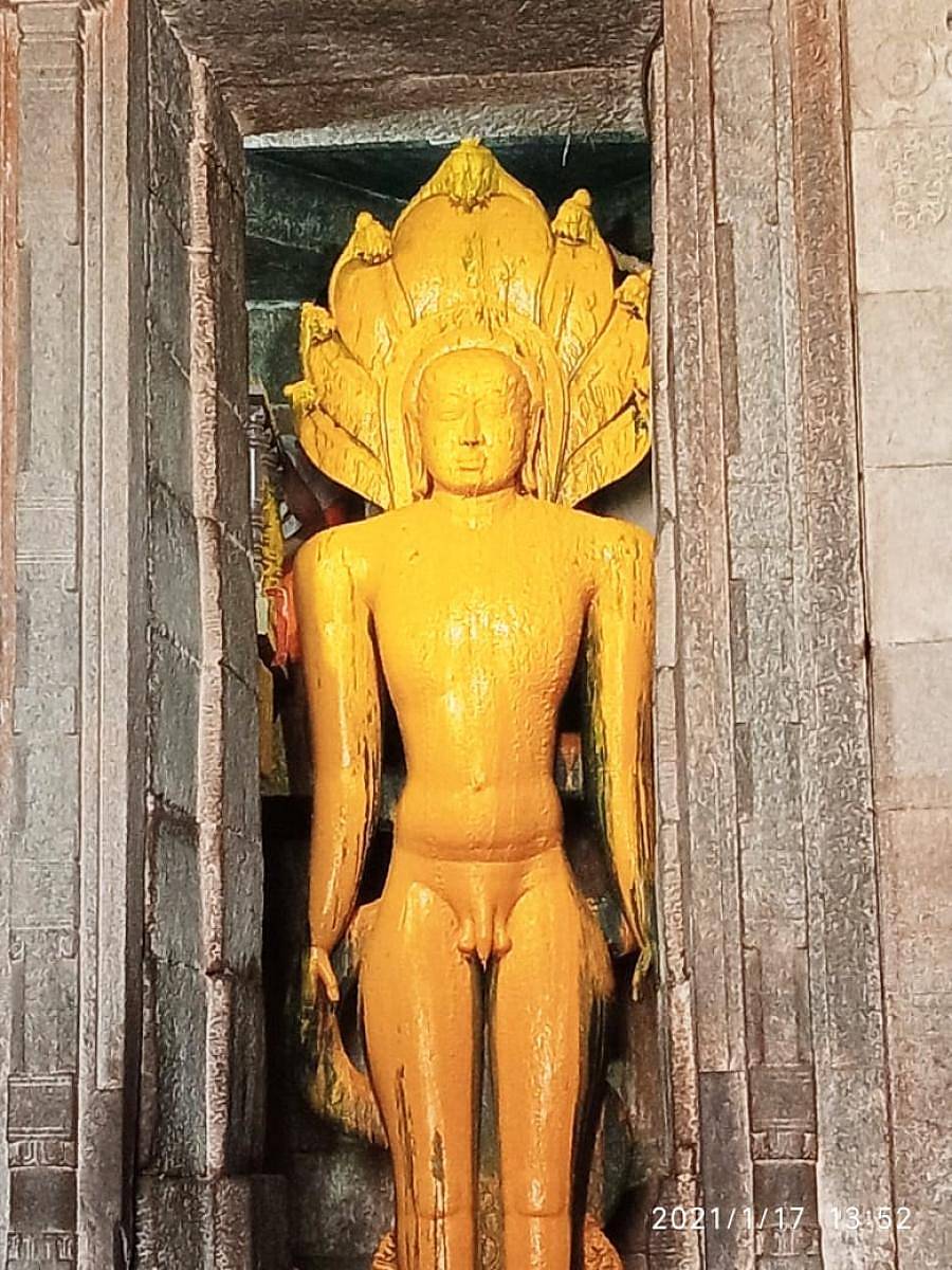 ಶ್ರವಣಬೆಳಗೊಳದ ಚಿಕ್ಕಬೆಟ್ಟದ ಅಂತರಾಳ ಪಾರ್ಶ್ವನಾಥ ಸ್ವಾಮಿಗೆ ಅರಿಶಿಣದ ಅಭಿಷೇಕ ನೆರವೇರಿತು.