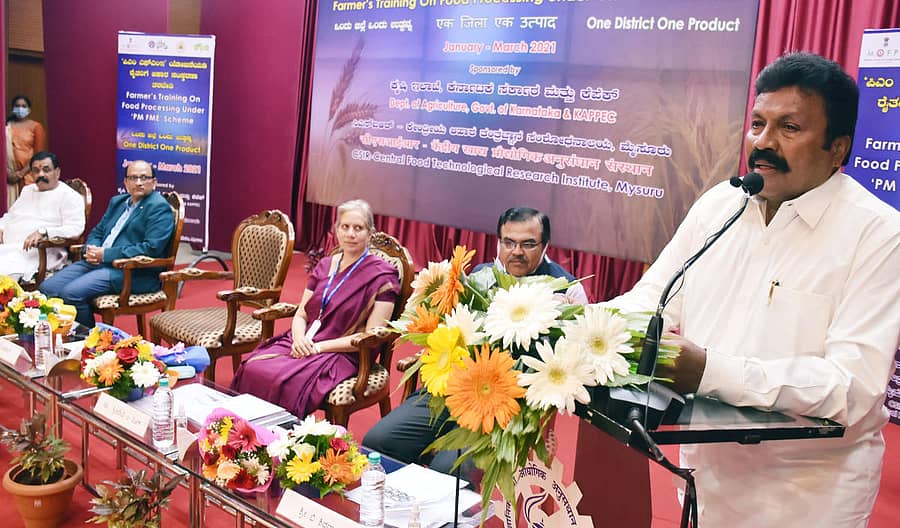 ರೈತರ ತರಬೇತಿ ಕಾರ್ಯಕ್ರಮಕ್ಕೆ ಮಂಗಳವಾರ ಕೃಷಿ ಸಚಿವ ಬಿ.ಸಿ.ಪಾಟೀಲ ಚಾಲನೆ ನೀಡಿ ಮಾತನಾಡಿದರು