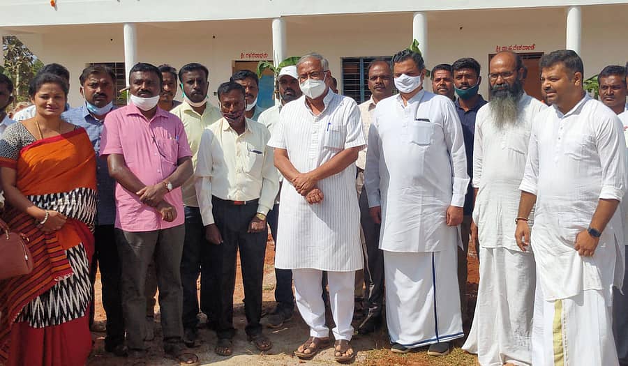 ಆನೇಕಲ್ ತಾಲ್ಲೂಕಿನ ಸೋಲೂರು ಗ್ರಾಮದಲ್ಲಿ ಯುವ ಬ್ರಿಗೇಡ್ ಸಂಸ್ಥೆಯ ನೇತೃತ್ವದಲ್ಲಿ ದಾನಿಗಳ ನೆರವಿನಿಂದ ಅಭಿವೃದ್ಧಿಪಡಿಸಿರುವ ವಿನೋಬಾ ಭಾವೆ ವಿದ್ಯಾ ಸಂಸ್ಥೆ ಕಟ್ಟಡವನ್ನು ರಾಷ್ಟ್ರೀಯ ಸ್ವಯಂ ಸೇವಾ ಸಂಘದ ಸಹ ಸರಕಾರ್ಯವಾಹ ಮುಕುಂದ್ ಅವರು ಉದ್ಘಾಟಿಸಿದರು