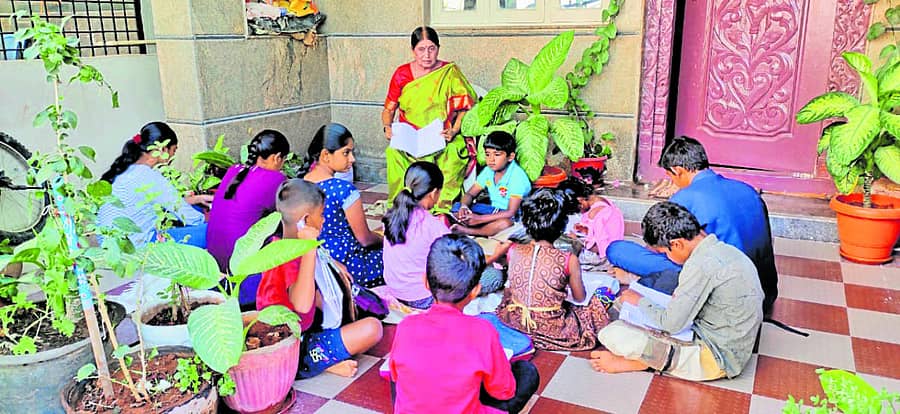 ತಮ್ಮ ನಿವಾಸದಲ್ಲಿ ಶಿಕ್ಷಕಿ ಸರೋಜಮ್ಮ ಮಕ್ಕಳಿಗೆ ವಿದ್ಯೆ ಕಲಿಸುತ್ತಿರುವುದು
