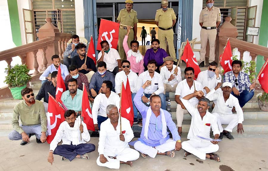 ಸಿಪಿಎಂ ಕಾರ್ಯಕರ್ತರು ಕಲಬುರ್ಗಿಯಲ್ಲಿ ಮಂಗಳವಾರ ಪ್ರತಿಭಟನೆ ನಡೆಸಿದರು