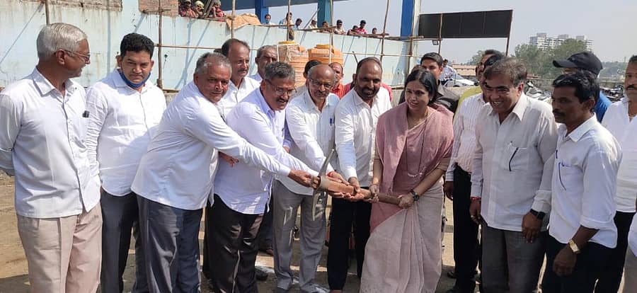 ಬೆಳಗಾವಿಯ ಎಪಿಎಂಸಿಯಲ್ಲಿ ಹಮ್ಮಿಕೊಂಡಿರುವ ಅಭಿವೃದ್ಧಿ ಕಾಮಗಾರಿಗಳಿಗೆ ಶಾಸಕಿ ಲಕ್ಷ್ಮಿ ಹೆಬ್ಬಾಳಕರ ಮಂಗಳವಾರ ಚಾಲನೆ ನೀಡಿದರು