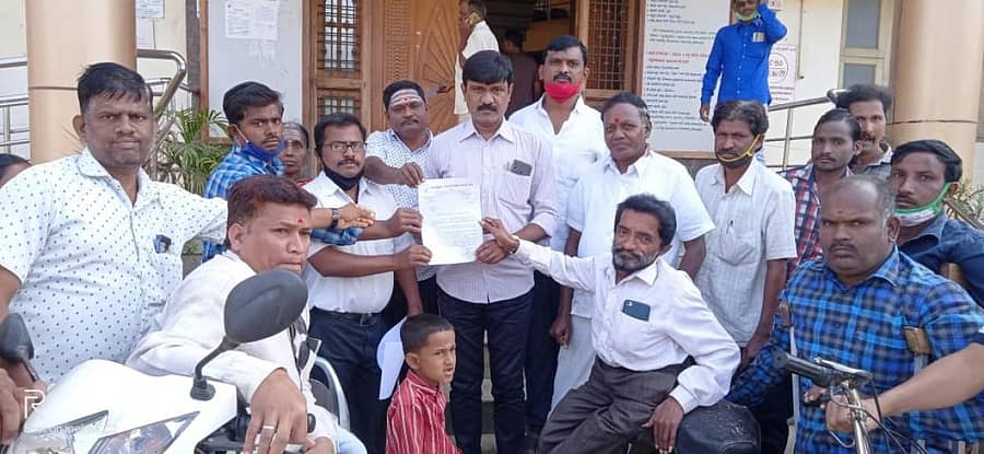 ನವಸ್ಫೂರ್ತಿ ಅಂಗವಿಕಲರ ಸಂಘದವರು ಬುಧವಾರ ಹೊಸಪೇಟೆಯಲ್ಲಿ ನಗರಸಭೆ ವ್ಯವಸ್ಥಾಪಕ ಗುರುರಾಜ ಸೌದಿ ಅವರಿಗೆ ಮನವಿ ಪತ್ರ ಸಲ್ಲಿಸಿದರು