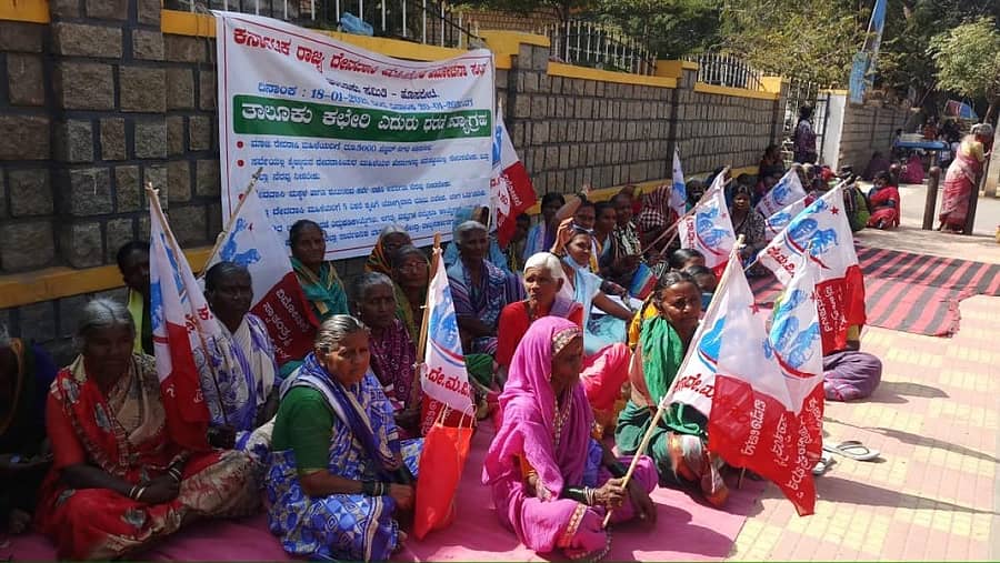 ಕರ್ನಾಟಕ ರಾಜ್ಯ ದೇವದಾಸಿ ಮಹಿಳೆಯರ ವಿಮೋಚನಾ ಸಂಘದವರು ಬುಧವಾರ ಹೊಸಪೇಟೆ ತಹಶೀಲ್ದಾರ್ ಕಚೇರಿ ಎದುರು ಧರಣಿ ನಡೆಸಿದರು