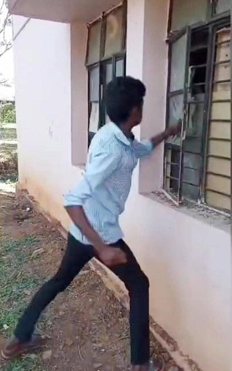 ಮೂಡಿಗೆರೆ ಪಟ್ಟಣದ ಡಿ.ಎಸ್. ಬಿಳಿಗೌಡ ಸರ್ಕಾರಿ ಪ್ರಥಮ ದರ್ಜೆ ಕಾಲೇಜಿನಲ್ಲಿ ಕಿಟಕಿಯ ಗಾಜನ್ನು ಹೊಡೆಯುತ್ತಿರುವ ವಿದ್ಯಾರ್ಥಿ.