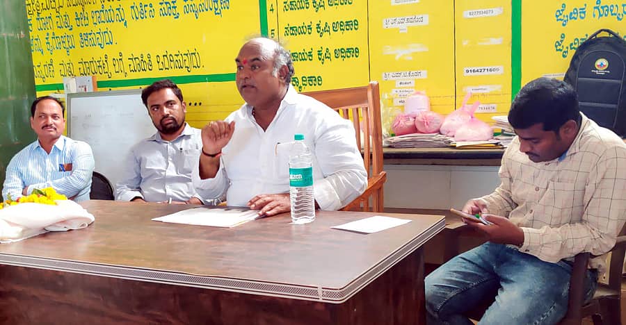 ತೆಲಸಂಗದ ರೈತ ಸಂಪರ್ಕ ಕೇಂದ್ರದಲ್ಲಿ ನಡೆದ ಕಾರ್ಯಕ್ರಮದಲ್ಲಿ ಬೀಜ ಮತ್ತು ಸಾವಯುವ ಪ್ರಮಾಣ ಸಂಸ್ಥೆಯ ಅಧ್ಯಕ್ಷ ವಿಜುಗೌಡಪಾಟೀಲ ಮಾತನಾಡಿದರು