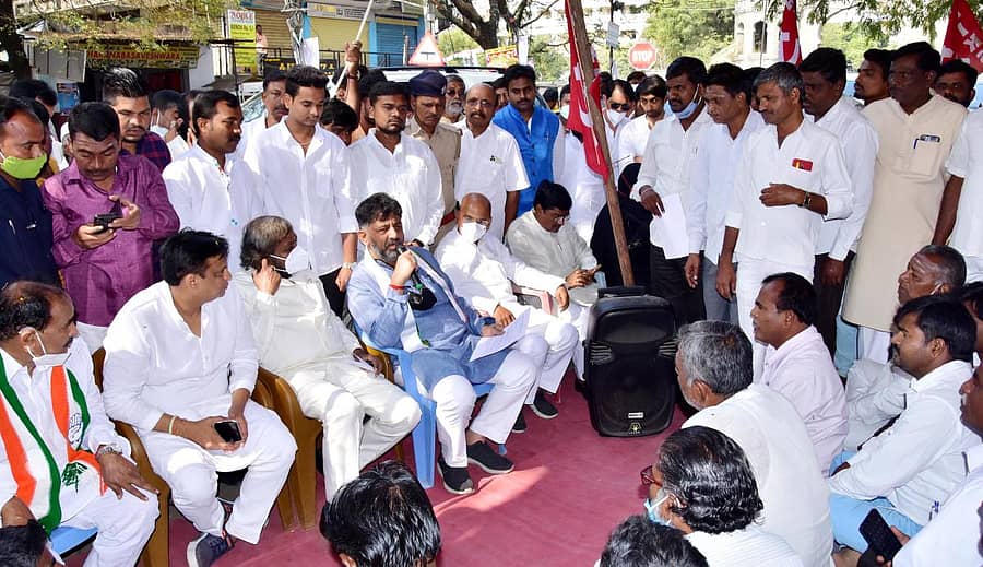 ಕಲಬುರ್ಗಿಯಲ್ಲಿ ಕರ್ನಾಟಕ ಪ್ರಾಂತ ರೈತ ಸಂಘದ ಕಾರ್ಯಕರ್ತರು ನಡೆಸಿದ ಧರಣಿಗೆ ಕೆಪಿಸಿಸಿ ಅಧ್ಯಕ್ಷ ಡಿ.ಕೆ. ಶಿವಕುಮಾರ್, ಕಾರ್ಯಾಧ್ಯಕ್ಷ ಈಶ್ವರ ಖಂಡ್ರೆ ಸೋಮವಾರ ಬೆಂಬಲ ವ್ಯಕ್ತಪಡಿಸಿದರು