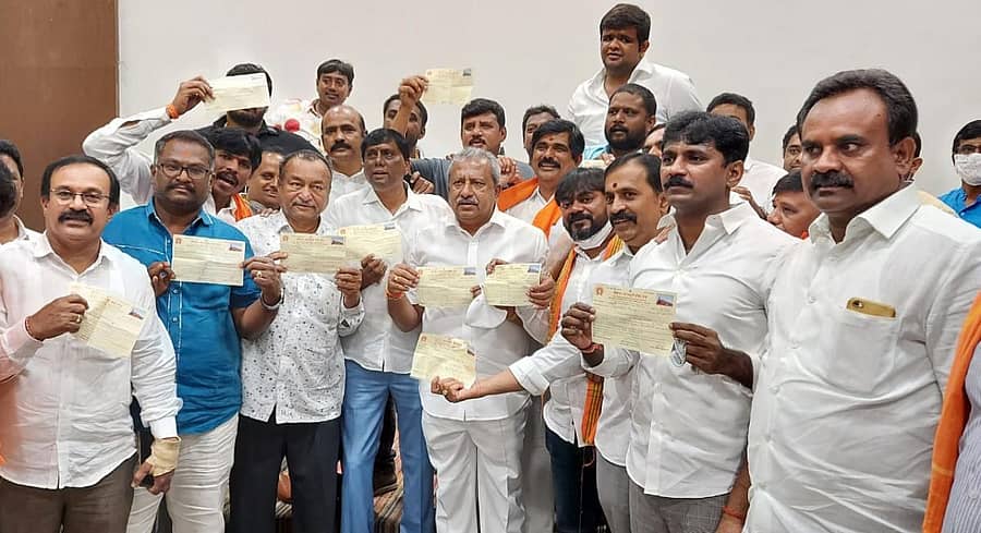 ರಾಮಮಂದಿರ ನಿರ್ಮಾಣಕ್ಕೆ ನಗರಾಭಿವೃದ್ಧಿ ಸಚಿವ ಬೈರತಿ ಬಸವರಾಜ್ ಹಾಗೂ ಪಾಲಿಕೆ ಮಾಜಿ ಸದಸ್ಯ ಜಯಪ್ರಕಾಶ್ ನೇತೃತ್ವದಲ್ಲಿ ₹50 ಲಕ್ಷ ಮೊತ್ತದ ಚೆಕ್ ಸಂಗ್ರಹಿಸಲಾಯಿತು