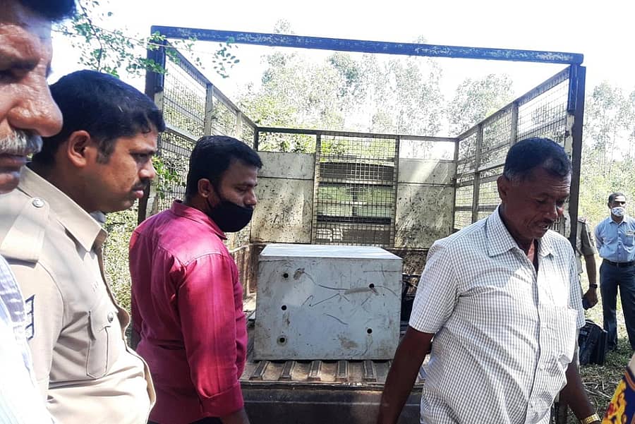 ಕಳುವಾಗಿದ್ದ ಎಟಿಎಂ ಮಿಷನ್ ಅನ್ನು ತುಮಕೂರು ಗ್ರಾಮಾಂತರ ಠಾಣೆ ಪೊಲೀಸರು ತೆಗೆದುಕೊಂಡು ಹೋಗುತ್ತಿರುವುದು