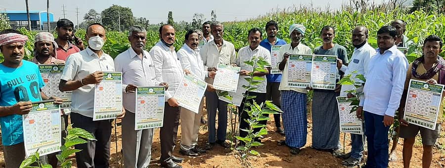 ಕೃಷಿ ಸಲಹಾ ಸ್ವಯಂ ಸೇವಾ ಸಂಸ್ಥೆಯು ಕೋಲಾರ ತಾಲ್ಲೂಕಿನ ಚೆಲುವನಹಳ್ಳಿಯಲ್ಲಿ ಬುಧವಾರ ಹಮ್ಮಿಕೊಂಡಿದ್ದ ಅರಿವು ಕಾರ್ಯಕ್ರಮದಲ್ಲಿ ಕೃಷಿ ಕ್ಯಾಲೆಂಡರ್ ಬಿಡುಗಡೆ ಮಾಡಲಾಯಿತು.