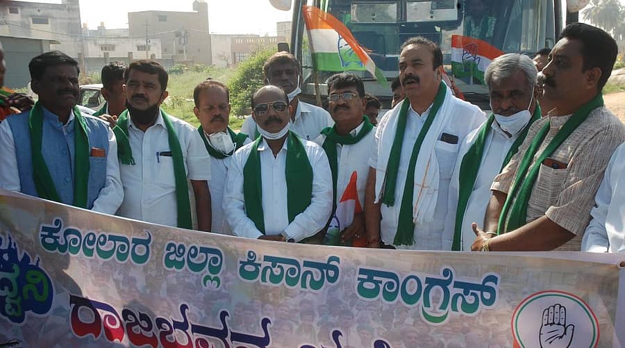 ಕಾಂಗ್ರೆಸ್ ಜಿಲ್ಲಾ ಘಟಕದ ಅಧ್ಯಕ್ಷ ಕೆ.ಚಂದ್ರಾರೆಡ್ಡಿ ಕೋಲಾರದಲ್ಲಿ ಬುಧವಾರ ರಾಜಭವನ ಚಲೋಗೆ ಚಾಲನೆ ನೀಡಿದರು.