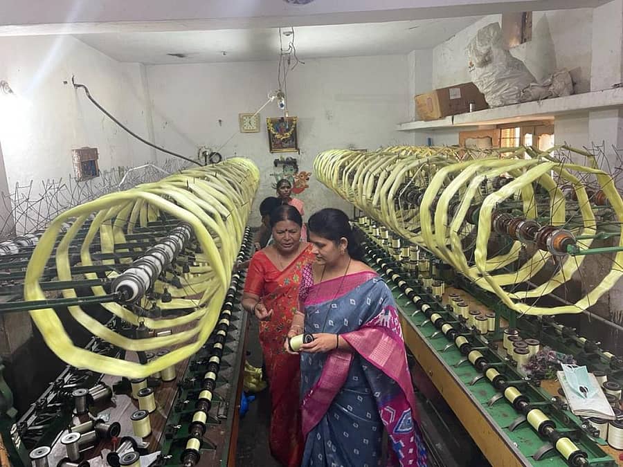 ರೇಷ್ಮೆ ಮಗ್ಗ ಪರಿಶೀಲಿಸಿದ ಸವಿತಾ ಅಮರಶೆಟ್ಟಿ