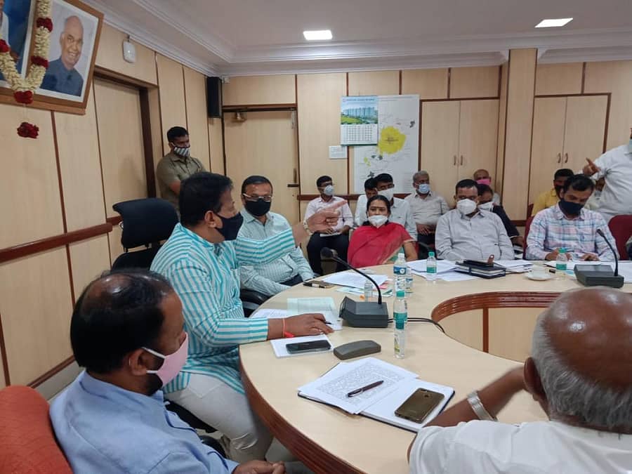 ರೈತರೊಂದಿಗೆ ಬಿಡಿಎ ಅಧ್ಯಕ್ಷ ಎಸ್.ಆರ್. ವಿಶ್ವನಾಥ್ ಬುಧವಾರ ಸಭೆ ನಡೆಸಿದರು. ಎಚ್.ಆರ್.ಮಹದೇವ್ ಹಾಗೂ ಬಿಡಿಎ ಅಧಿಕಾರಿಗಳು ಇದ್ದಾರೆ.