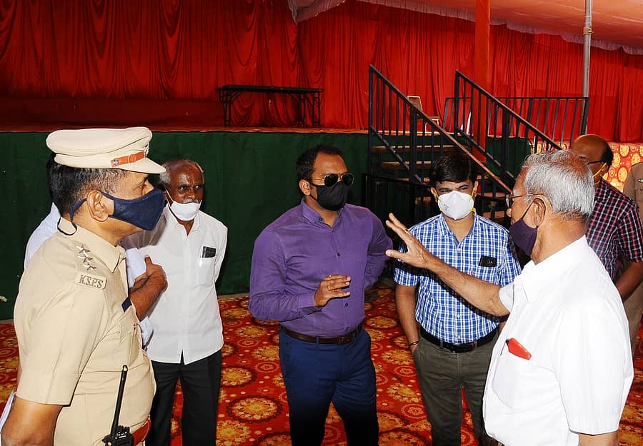 ಜಿಲ್ಲಾ ಪೊಲೀಸ್ ವರಿಷ್ಠಾಧಿಕಾರಿ ಡಾ.ಕೆ.ವಂಶಿಕೃಷ್ಣ, ಹೆಚ್ಚುವರಿ ಜಿಲ್ಲಾಧಿಕಾರಿ ಕೆ.ಚನ್ನಬಸಪ್ಪ ಬುಧವಾರ ಕಾರ್ಯಕ್ರಮದ ನಡೆಯುವ ವೇದಿಕೆಯನ್ನು ಪರಿಶೀಲಿಸಿದರು.