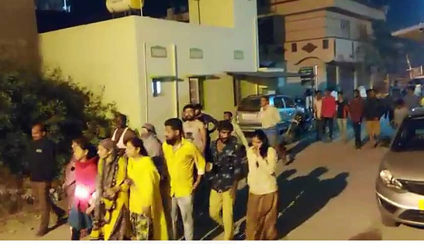 ಜನರು ಮನೆಯಿಂದ ಹೊರ ಬಂದಿದ್ದಾರೆ.