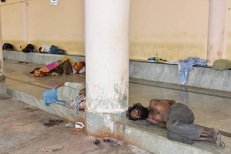 ಕಲಬುರ್ಗಿಯ ಕೇಂದ್ರ ಬಸ್ನಿಲ್ದಾಣದಲ್ಲಿ ನಿರಾಶ್ರಿತರು ಹಾಗೂ ಮಾನಸಿಕ ಅಸ್ವಸ್ಥರು ಮಲಗಿರುವುದು–ಚಿತ್ರಗಳು: ಪ್ರಶಾಂತ್ ಎಚ್.ಜಿ.